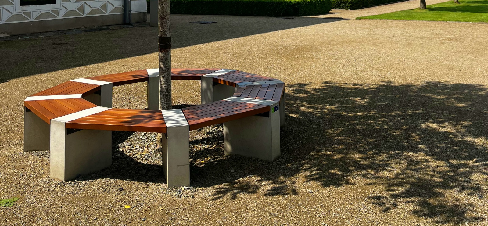 Lavička LOSTRO, Zámek Váleč