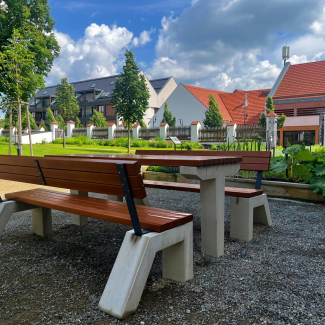 Lavičky a stůl z betonu