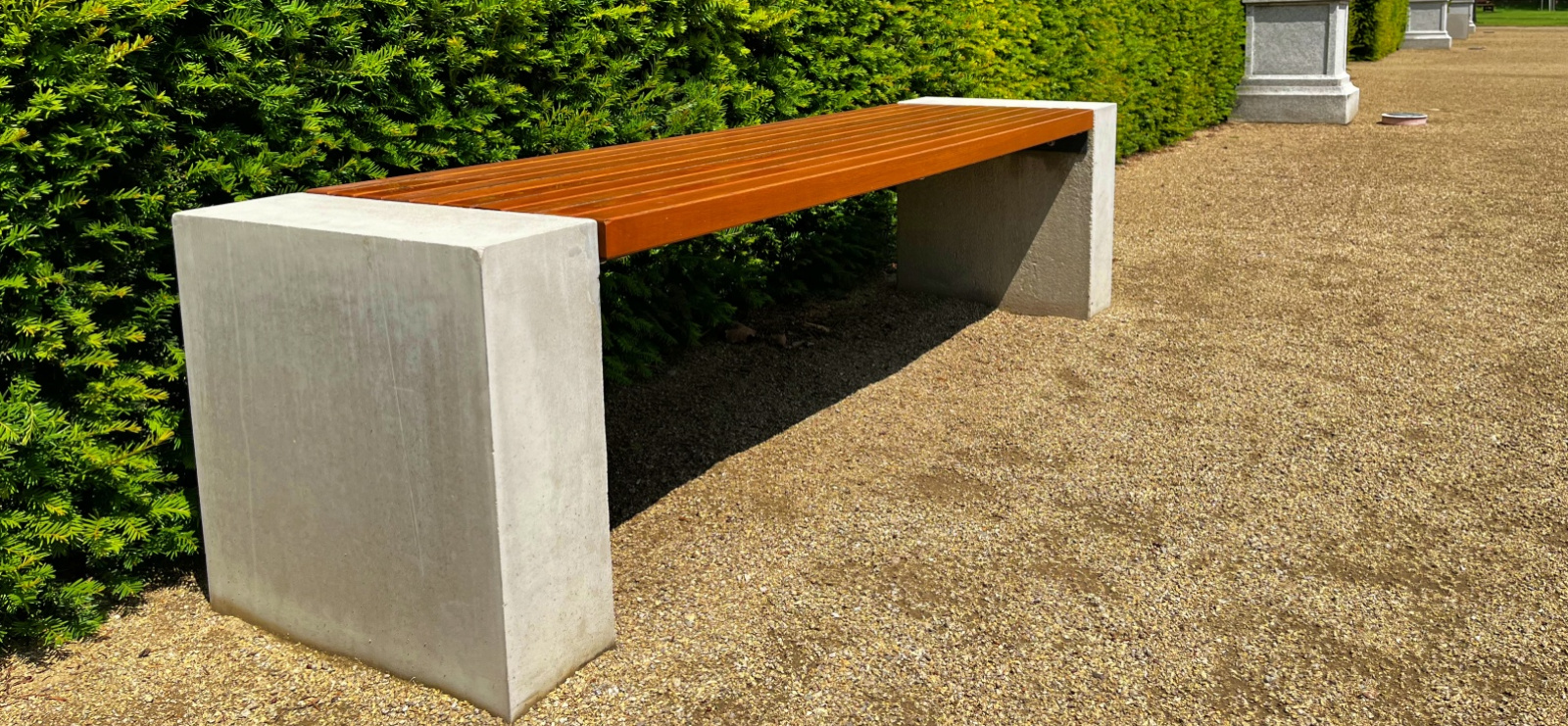 Lavička IGUANA, Zámek Váleč