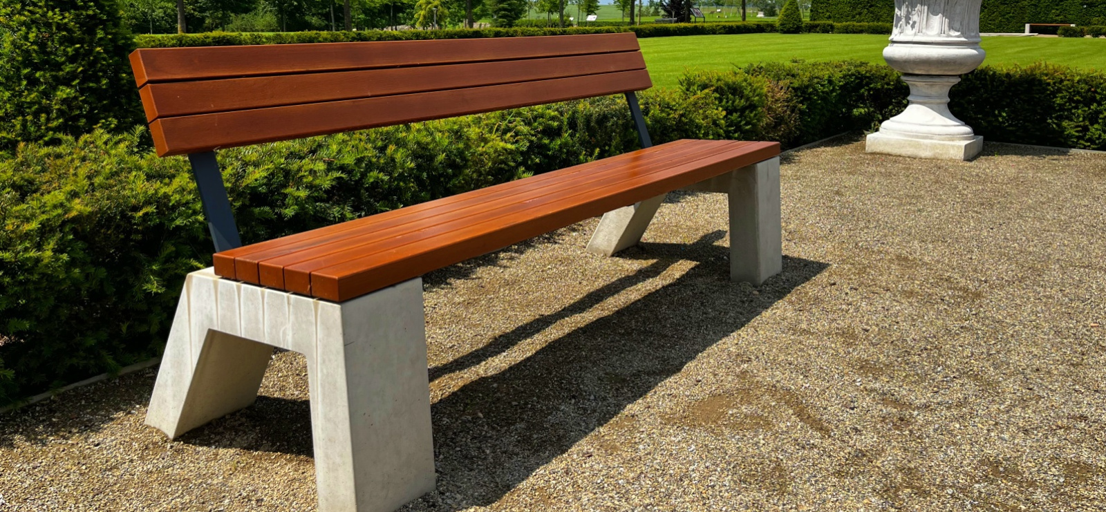 Lavička NAMOR, Zámek Váleč