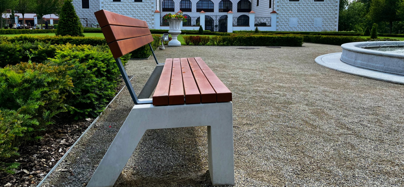 Lavička NAMOR, Zámek Váleč